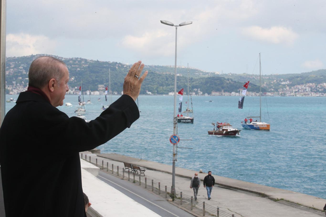الرئيس أردوغان يحيّي القوارب المارة من البوسفور ضمن الاحتفالات بذكرى فتح إسطنبول